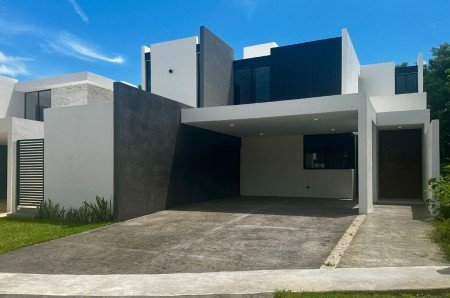 Casa en venta en Merida Cholul Parque Natura de 4 recamaras equipada con alberca